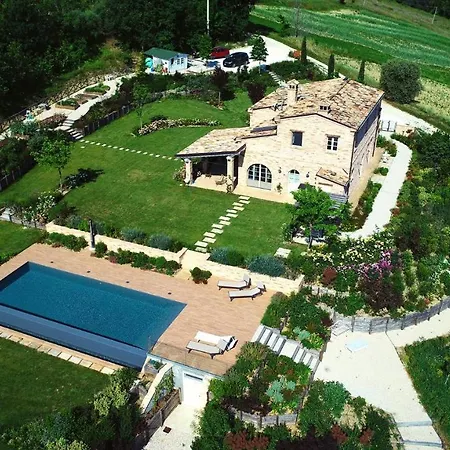 Casale I Tre Cipressi Bed & Breakfast